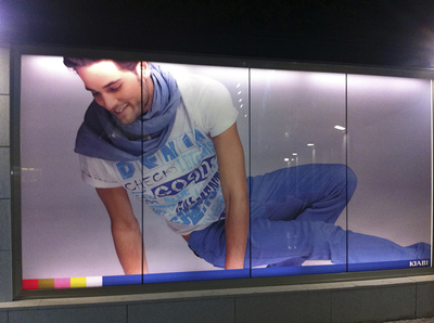 Vinilo retroiluminado, perfecto para escaparates y señalética nocturna.