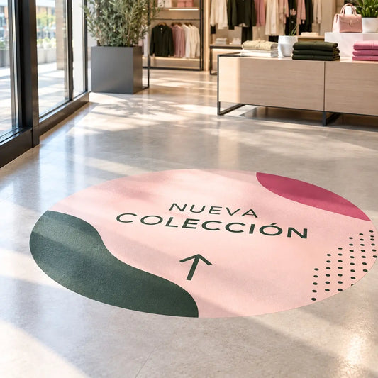 Vinilo para suelos antideslizante publicitario con mensaje de nueva colección en una tienda