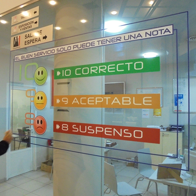 Vinilo adhesivo transparente, perfecto para señalización sutil y decoración. Impresión gran formato